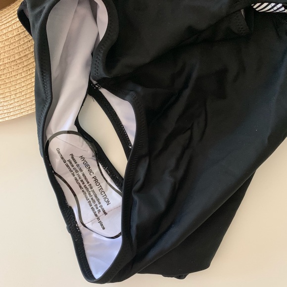 BNWT Black and White One Piece Swimsuit - Picture 3 of 4